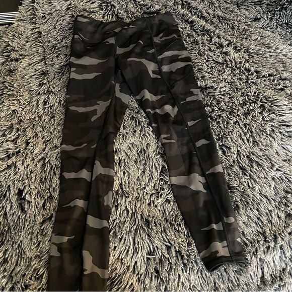 ATHLETA Camo Contender 7/8 Legging Tights- Size Small - Picture 4 of 5